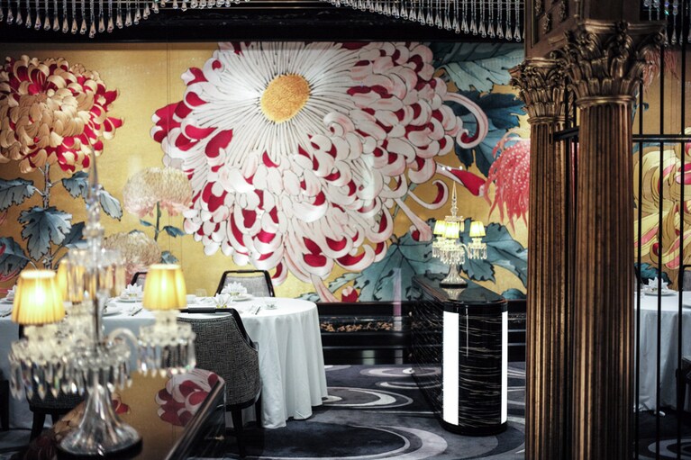 メインダイニングの壁を彩るのは、繊細な両面刺繍。(写真／Lina Shigemitsu）