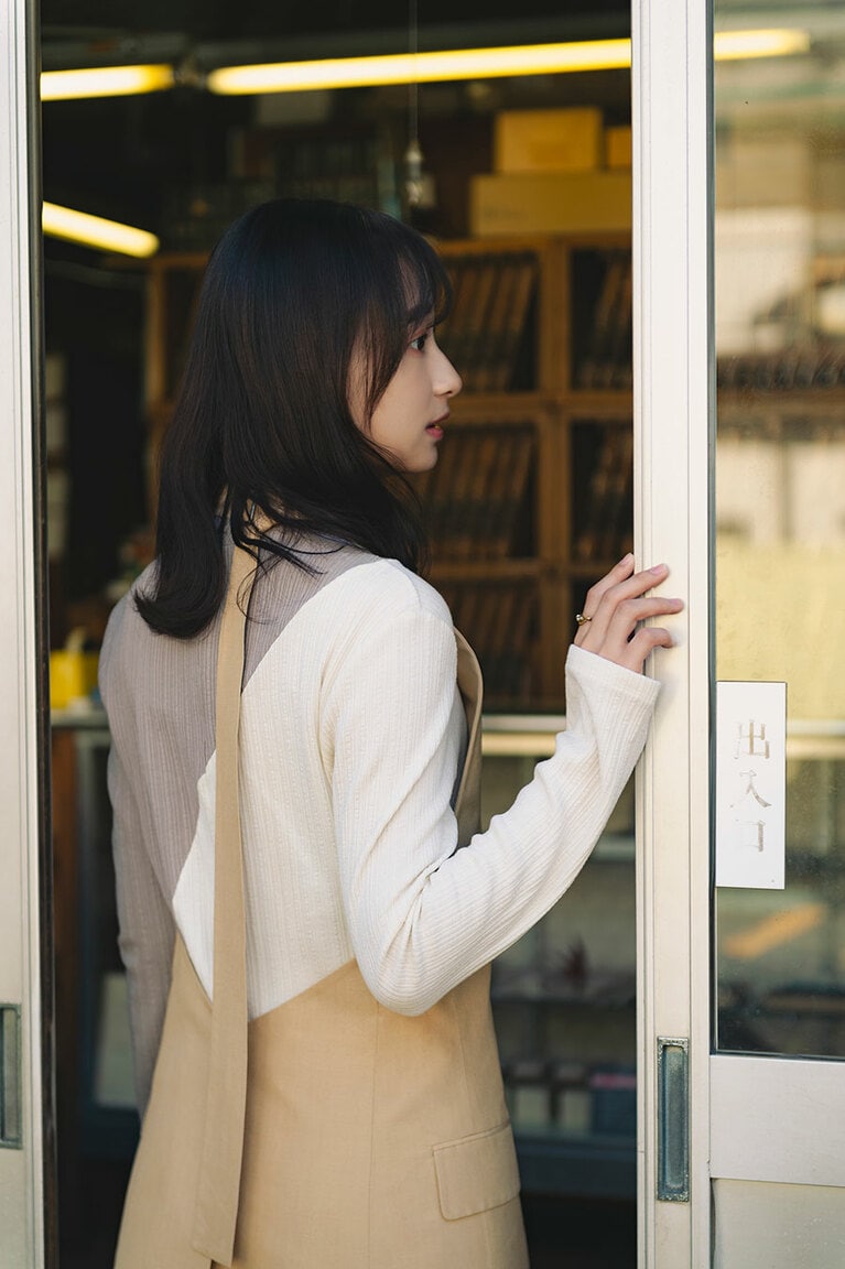 佐々木活字店を訪れる影山さん。