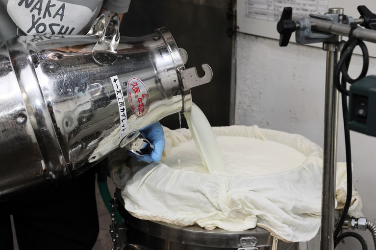 自社牧場から届く搾りたてのヤギ乳。1日の搾乳量は20リットルほど。