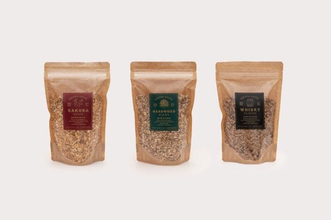 スモークチップ(左から：サクラ、広葉樹ブレンド、ウイスキー樽) 各330円。