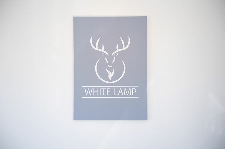 牡鹿をモチーフにしたロゴマークは、逆さまにするとランプの炎になるという仕掛けが。スタッフが工夫をこらしてデザインしたそう。