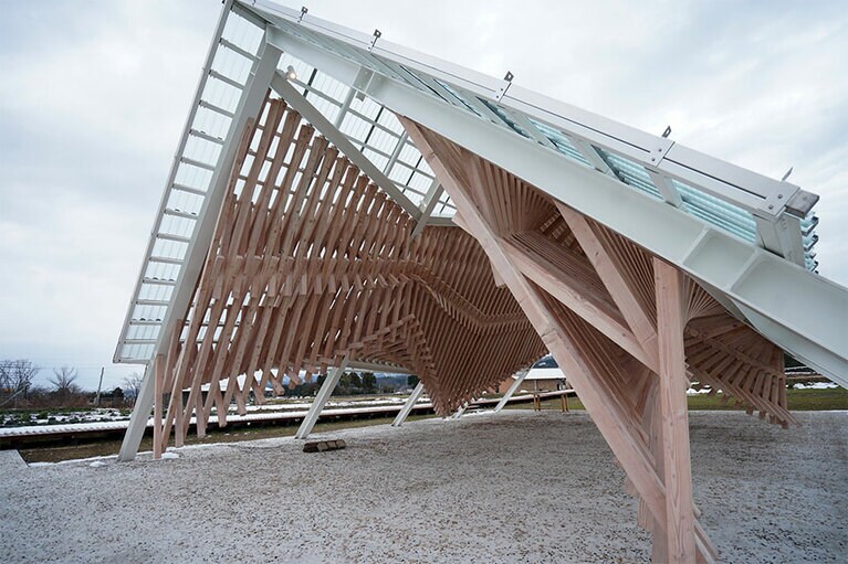 ガラス屋根の下には、天然木を組んだ躯体がある。こちらも隈 研吾氏のデザインだ。