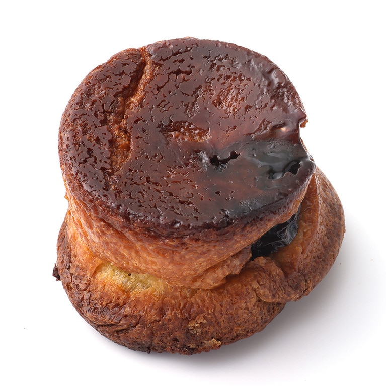 ファー・ブルトン 370円。卵や牛乳、粉、砂糖を混ぜた液状の生地をプルーンとともに焼き上げ、表面はカリッ、中はモチッとしたブルターニュ地方の伝統菓子。