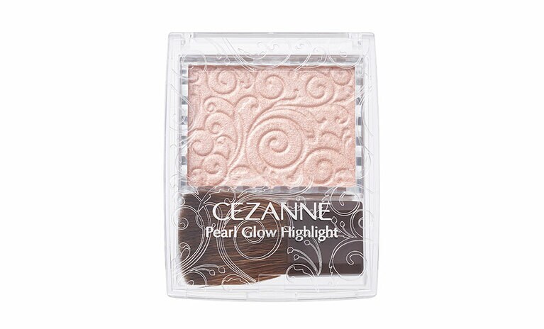 高輝度のパールでクマやくすみを飛ばせるハイライト。付属のブラシを横にして塗ると、目の下にちょうどいい幅具合。オンライン会議には01のシャンパンベージュより、ほんのり赤みが入る02のロゼベージュの方が自然に見えてオススメ。セザンヌ パールグロウハイライト〈ブラシ付き〉 02ロゼベージュ(取り扱い店限定商品) 全3色 各600円／セザンヌ化粧品