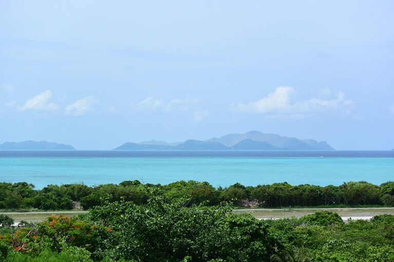海のブルーとジャングルの緑のコントラストがみごと。ほぼ手付かずの状態で自然が守られています。