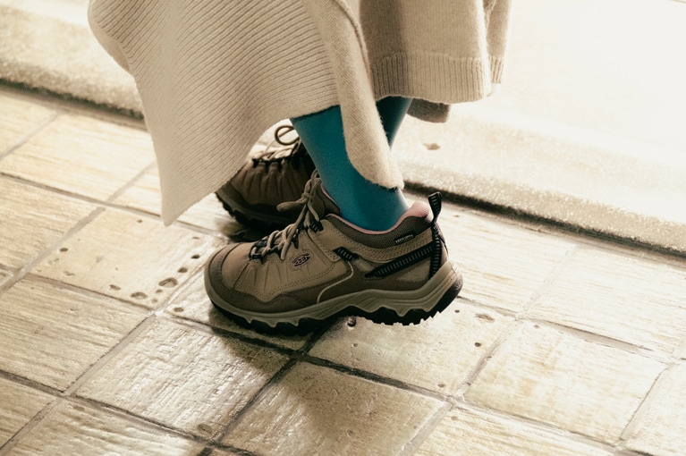 アッパーに使われているのは、環境認証団体LWG（レザーワーキンググループ）が認定するプレミアムヌバックレザー。撥水加工には有機フッ素化合物（PFAS）を使用せず、サステナブルな製品 づくりを実現しています。「キーン」が掲げている「CONSCIOUSLY CREATED（地球と人にやさしいツクリカタ）」という理念のもと、環境負荷を抑えながらも、機能と耐久性を両立した一足なのです