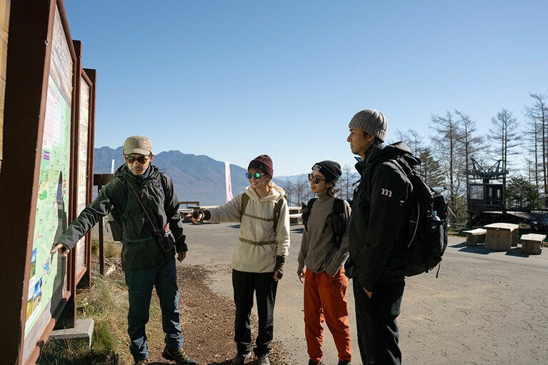 焚火遊道の田中さん（左）、猪野さん（右）と一緒にルートを確認。