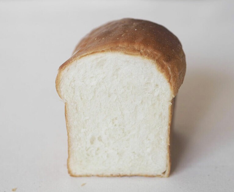 あおパン1斤 450円。