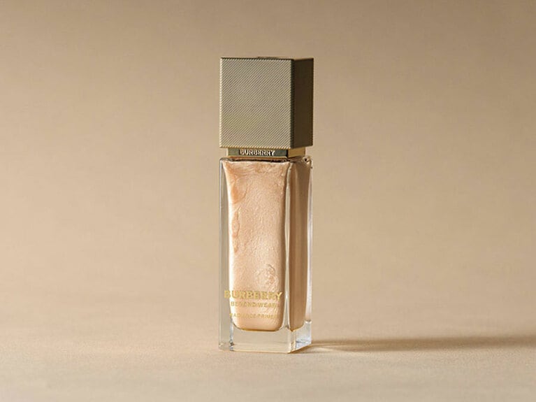 バーバリーならではの品格と洗練性で、大人の女性の肌をより美しく、上質に引き立てる。バーバリー ビヨンド ウェア ラディアンス プライマー 30mL 7,370円／バーバリー ビューティ