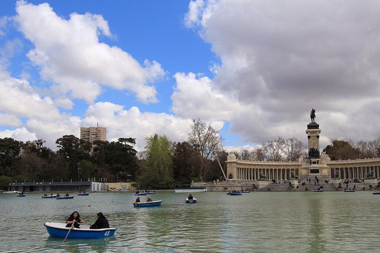 週末ということもあり、公園内の池にはたくさんのボートが浮かんでいた。