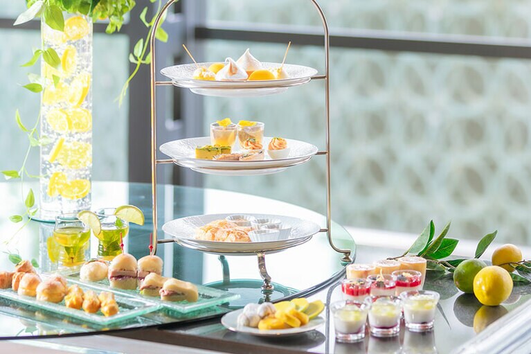 レモンアフタヌーンティー ＆ ブッフェ「Lemon 3 T（h）ree」のイメージ。大人1名5,800円、こども（6～12歳）2,900円（ともに税・サ込）。