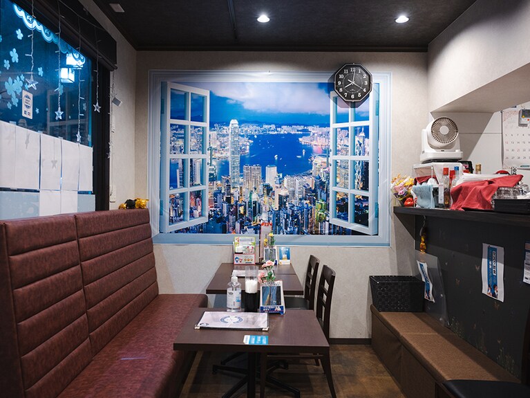 店内には香港の風景を写した大きな写真が貼られています。