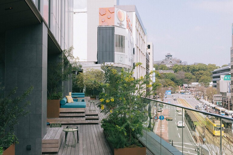 熊本城の緑から街路樹、テラスのグリーンまでが繋がる、一体感のある景色を望む。写真を撮りにテラスに出るゲストがたくさんいて、私も記念にぱちり。