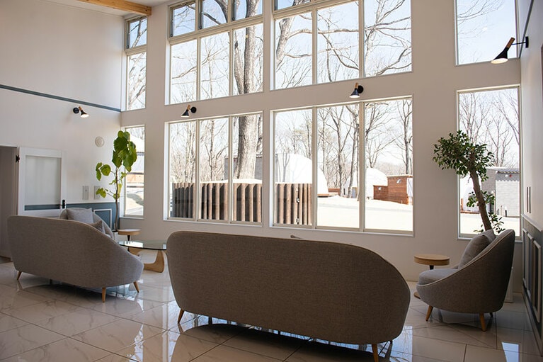 まるでホテルのようにスタイリッシュで広々としたレセプションロビー。大きな窓からは施設の様子を一望できる。