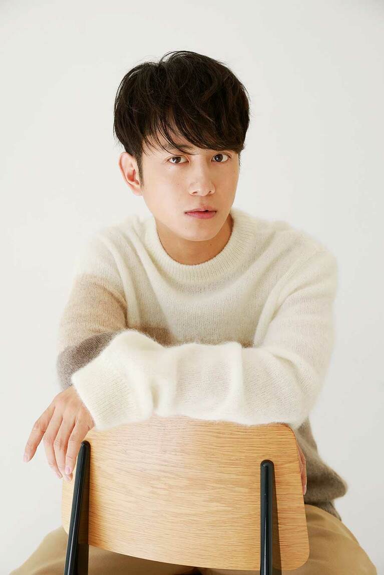 ニット 39,000円／ユハ、パンツ 31,000円／カズユキ クマガイ(アタッチメント代官山)