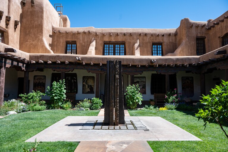 青空の下、パティオでのんびり作品を眺めるのも至福のひととき。