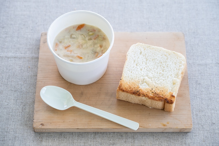 クラムチャウダー（トースト付き）500円。