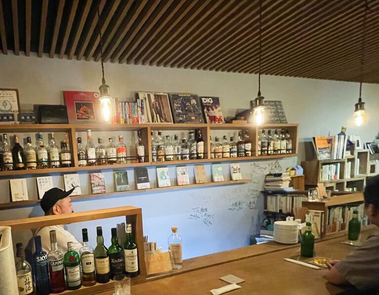 カウンターにはスコッチの瓶と、そのときの選書が並ぶ。