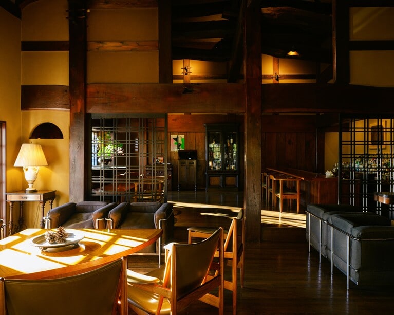 多彩な施設を擁するのも「山荘 無量塔」の特色。大人のためのマチュアな空間が広がる「Tan’s bar」、上質な美味しさで人気の蕎麦処「不生庵」のほか、ショップやカフェ、ショコラティエ、音をテーマにした現代アートを収蔵するミュージアム「artegio」も人気。