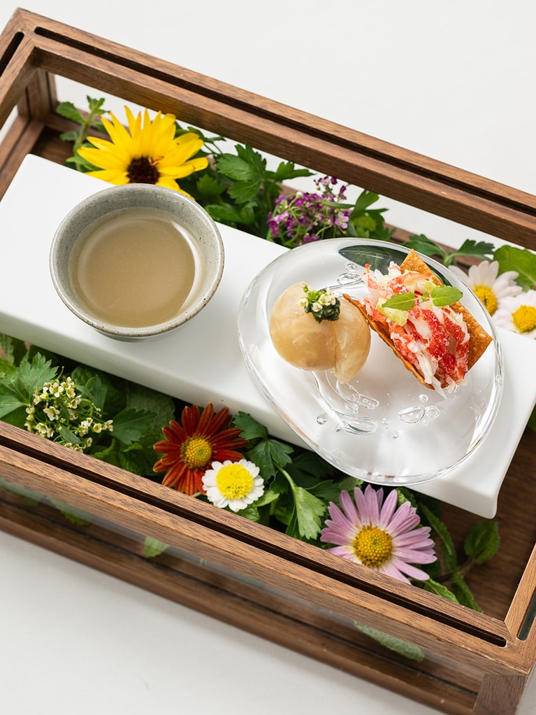 「OTTO SETTE TOMAMU」の冬季限定ディナー（1万5730円／2024年3月31日まで）から、カジカのスープ、カスベの煮凝りなどの滋味がたまらない「冬の海 小さな前菜」。