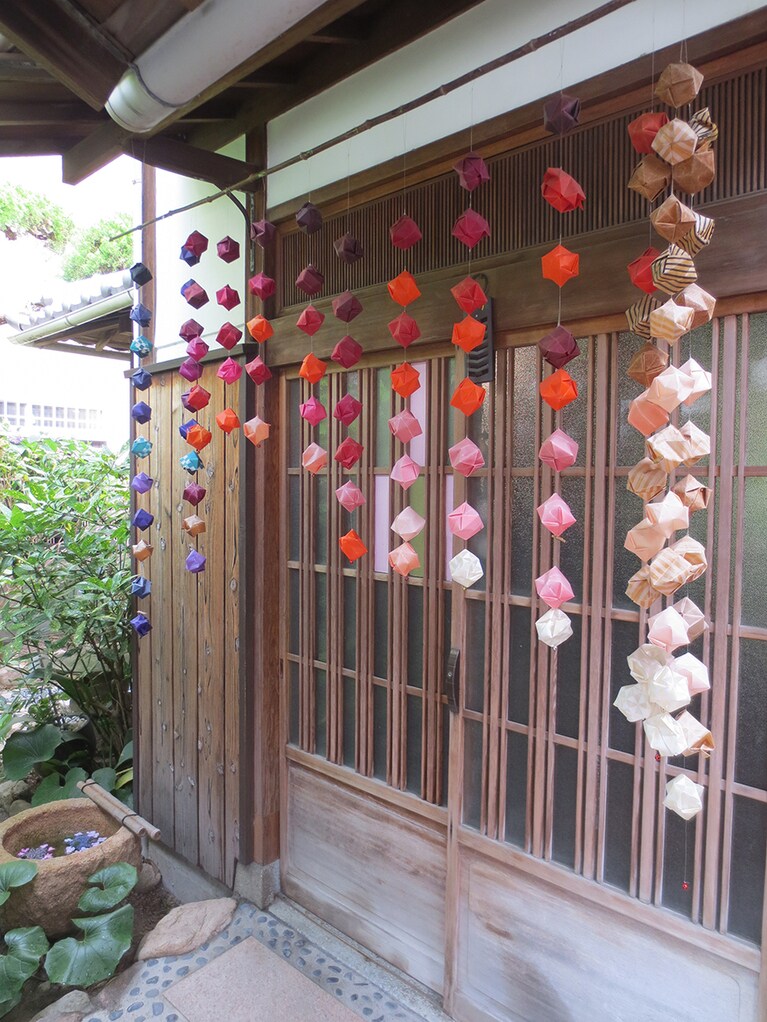 紙風船の暖簾が愛らしい入口。