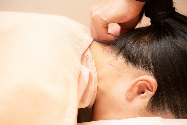 首には自律神経を整えるツボ「天柱」があり、安眠を促す。