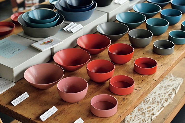 「RIN＆CO.」は、現代のライフスタイルに合うカラフルでモダンな漆器ブランド。