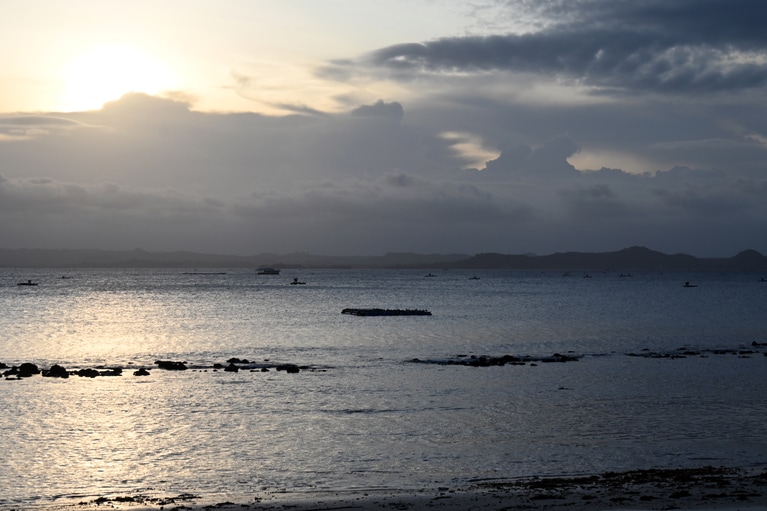 クタからもサーファーをのせて船がやってくる人気のサーフスポット。ベテランは外海、ビギナーは内海と、レベル分けもできます。