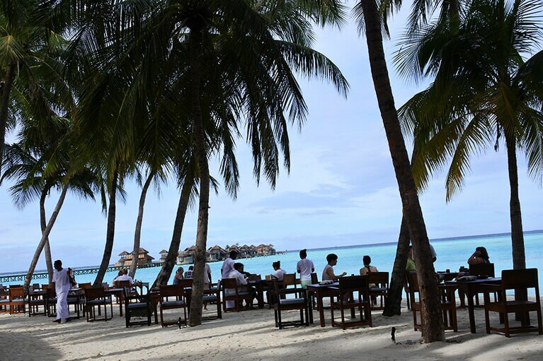 メインレストランでの朝食風景。ヴィラへ食事を運んでもらうこともできます。
