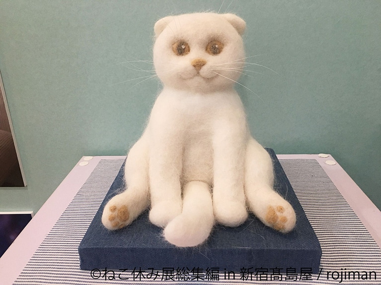 猫の抜け毛100％で制作されたアート作品や、アーティスト福嶋吾然有が描くスター猫コラボシリーズも全作品を展示。