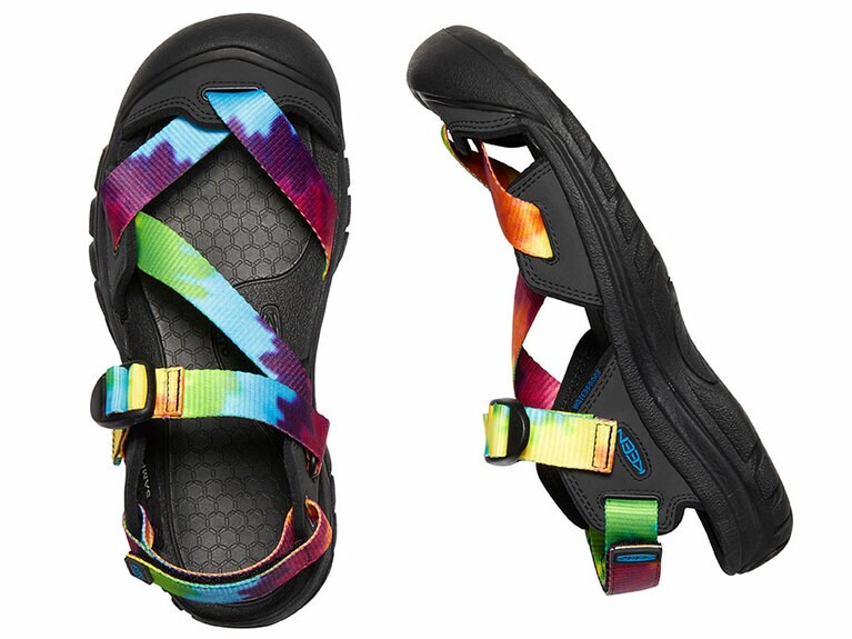 解剖学的にデザインされた中足部が、ナチュラルなフィット感を実現しています。