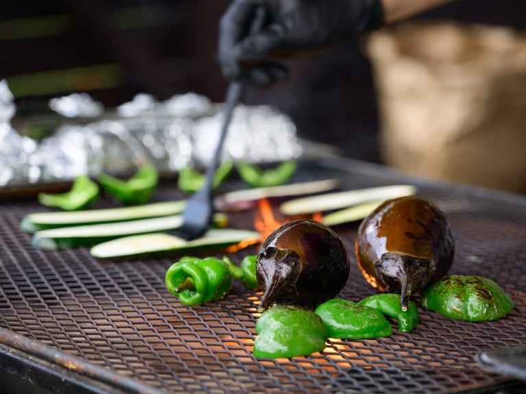 炭火焼きのいい香りがテーブルまで漂ってくる。