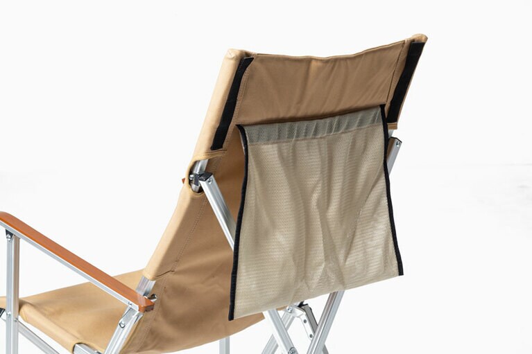 たっぷりサイズのポケット付き。アームは冷たくなりにくいセルウッド。