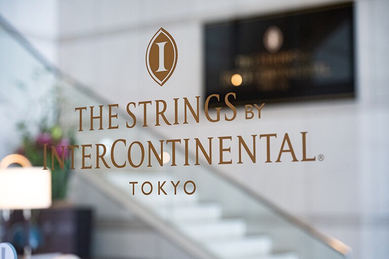 音楽に身をゆだねるようなホテル滞在を象徴する「THE STRINGS」の文字。