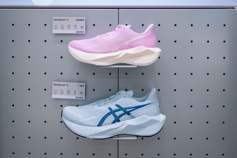 「ノヴァブラスト6」直営店限定カラー。上が女性用のヘイジーライラック×ローズダスト、下が男性用のソリッドエア×プルシアンブルー。各17,600円。