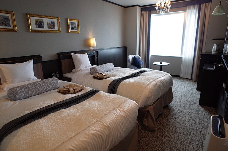 カナルスーペリアツインの室内。アンティーク調家具が配されている。