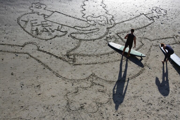 ビーチの巨大なイラストも嬉しそう。