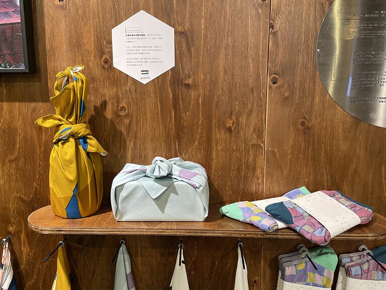 ユニークなデザインの「＋10・テンモア」のアイテム。