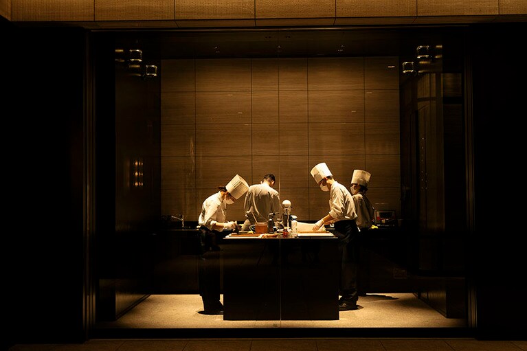 ガラス張りの厨房。