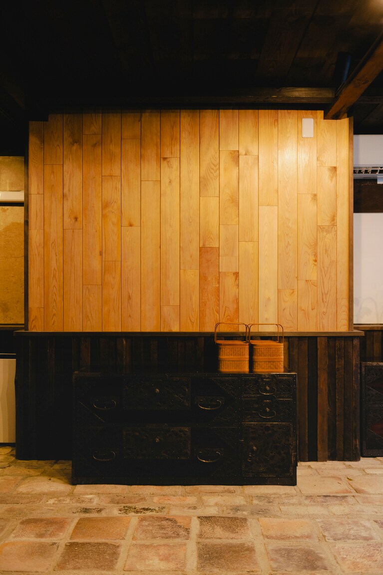 防菌・防虫効果もある、森林浴のような清々しい香りのヒノキアスナロの壁。壁前に飾られている船箪笥も、改装前のこの建物から出てきたものだそう。