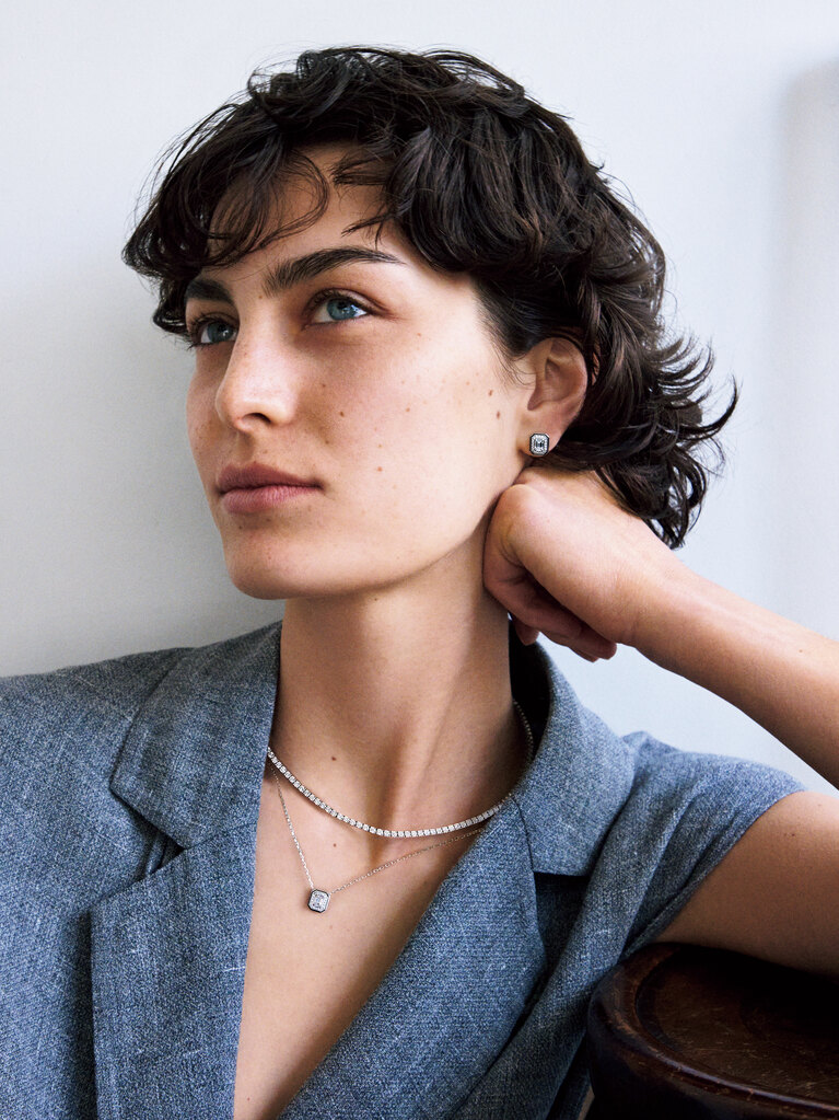 「ヴァンドーム リズレ」スタッズイヤリング（WG×ダイヤモンド×ブラックラッカー） 2,164,800円、ペンダント（WG×ダイヤモンド×ブラックラッカー） 1,201,200円、「リヴィエール ヴァンドーム」ネックレス（WG×ダイヤモンド×ロッククリスタル） 8,316,000円（すべて予定価格）／ブシュロン（ブシュロン クライアントサービス0120-230-441）　ベスト 101,200円／ポステレガント（ポステレガント 03-5738-8507）