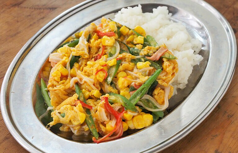 8月25日　カニカマといんげんのエスニック卵のっけごはん。