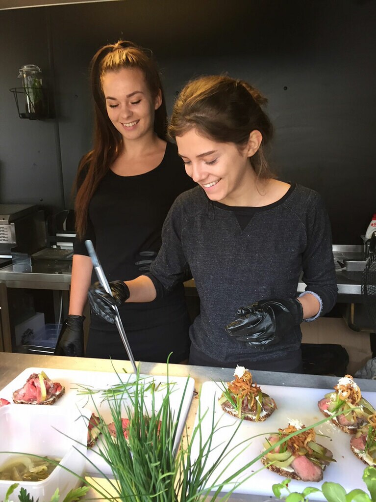 チェコ人の好きな黒パンに具材を目の前でのせて出すオープンサンドイッチのお店。