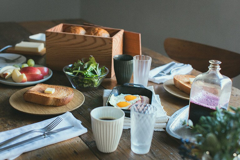森岡家の朝食のシーンを再現。職人が手がけた一点ものの器が並ぶ。