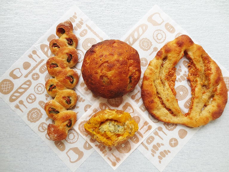 ハード系。左「大葉とベーコンのエピ」200円、中上「トマトのふわふわパン」400円、中下「くるみチーズ」200円、右「スモークチーズと黒こしょうのフーガス」270円。