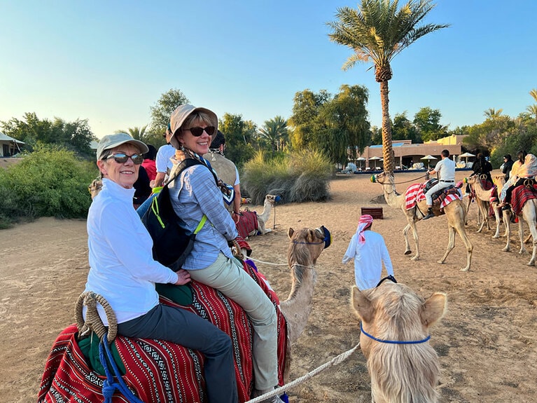 アメリカからやってきた姉妹も楽しそう！　リゾートの目の前でラクダの背に乗ったら出発だ。