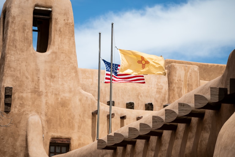 ネイティブアメリカンの伝統的なプエブロへのリスペクトが詰まったプエブロ・リバイバル様式の建物。