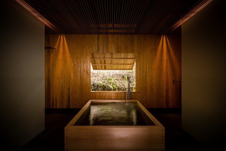 オーベルジュ内子［愛媛／大登温泉］スイートヴィラ 檜風呂。