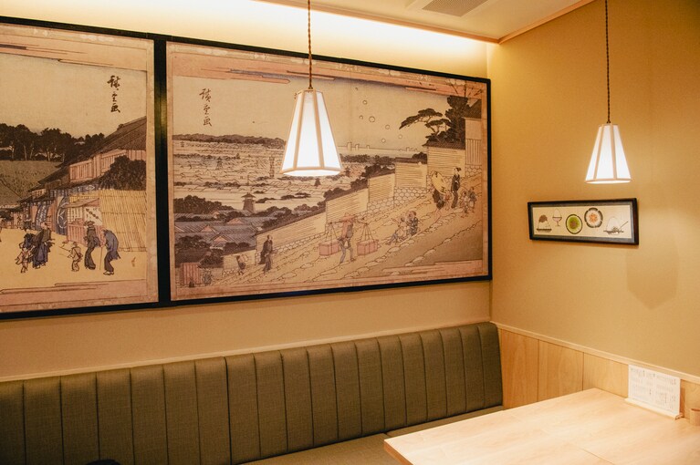 「紀の善」が創業したのは明治維新より前のこと。1階には昔の飯田橋・神楽坂界隈の風景を描いた浮世絵が飾られている。