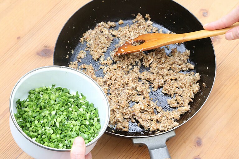 味付けをして最後にニラを加えて混ぜ合わせたら火を止める。